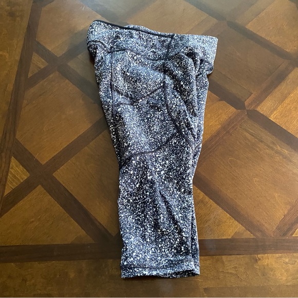 Lululemon cropped leggings EUC - Picture 8 of 9